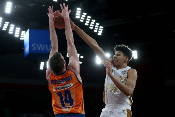 另一边的 另一边的